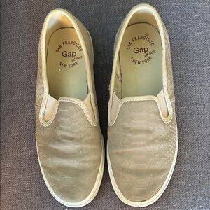 GAP women’s Beige Textured Slip-On Loafers